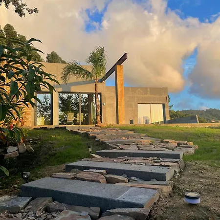 Blackhouse Piscina Climatizada