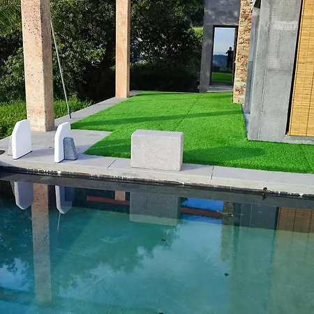 Black House Piscina Climatizada ポンテベドラ