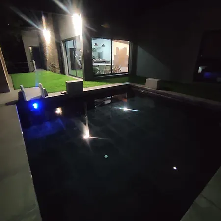 Blackhouse Piscina Climatizada *