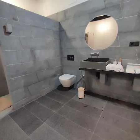 Blackhouse Piscina Climatizada