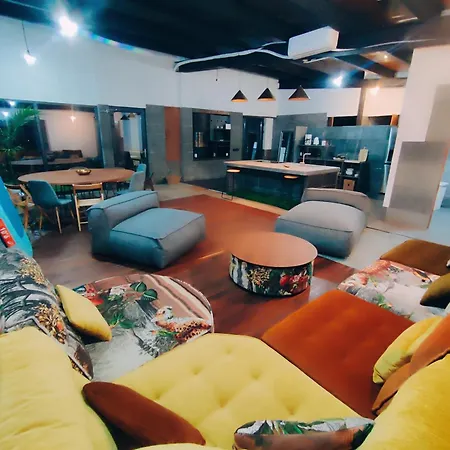 Black House Piscina Climatizada ヴィラ