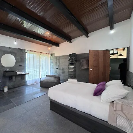 Blackhouse Piscina Climatizada