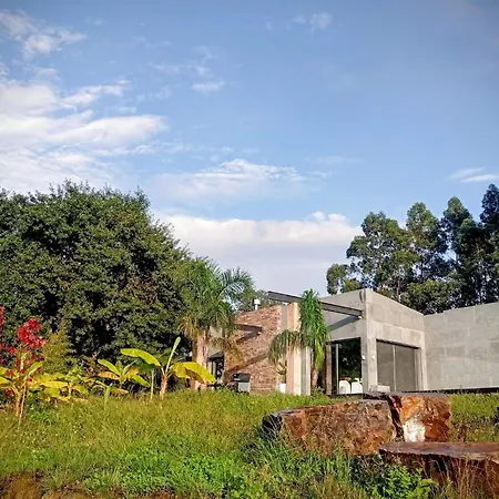 Black House Piscina Climatizada * ポンテベドラ