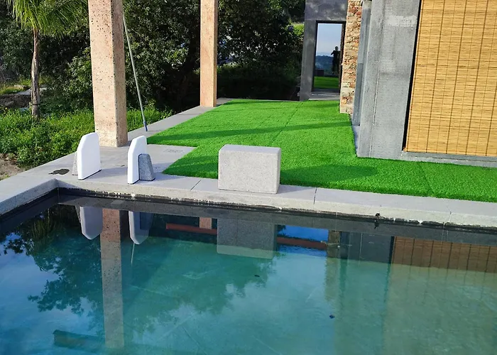 Black House Piscina Climatizada ポンテベドラ