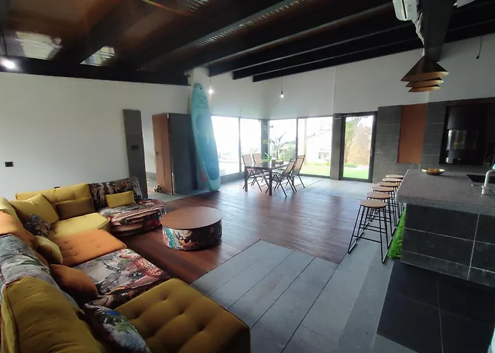 Black House Piscina Climatizada * ポンテベドラ