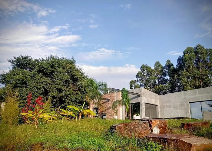 Black House Piscina Climatizada * ポンテベドラ