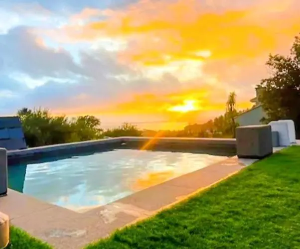 Black House Piscina Climatizada * Pontevedra